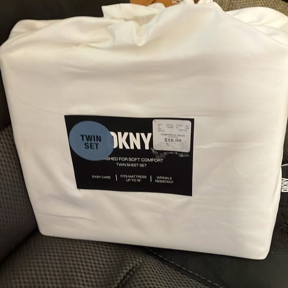 DKNY twin sheets. 2 sets, never been used. - Picture 4 of 5